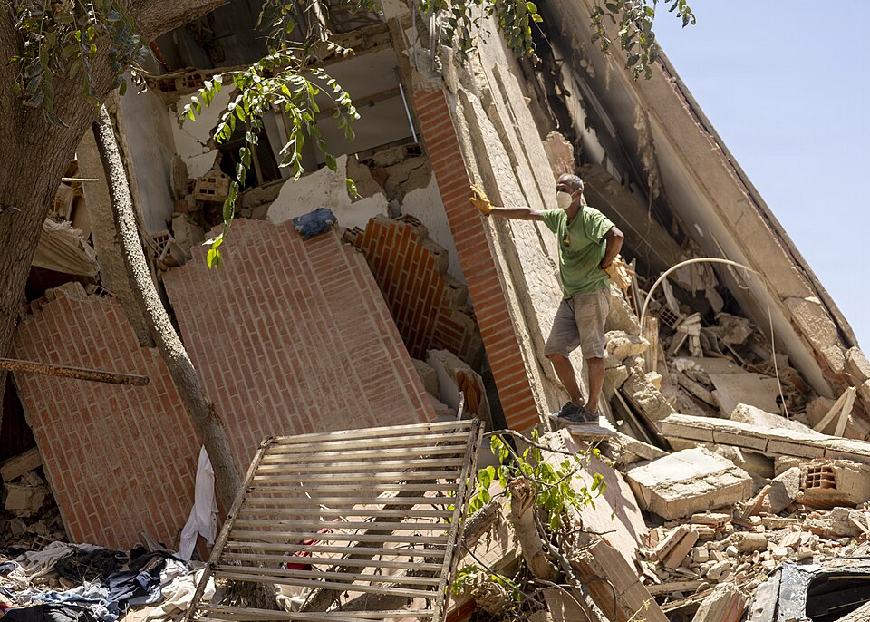 Image of A Venezuelan citizen looks at the rubble of a building in La Guaira, Venezuela, June 28, 2026. Via Wikimedia Commons.