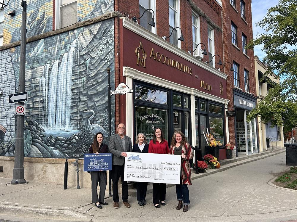 Accountants on Main receiving a grant cheque from Councillors Norris and Garneau and the Town's Economic Development staff