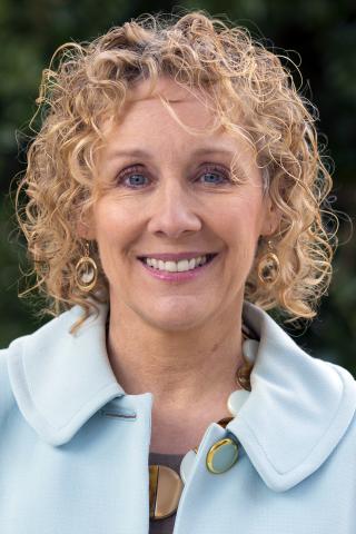 Leisha Dehart-Davis headshot
