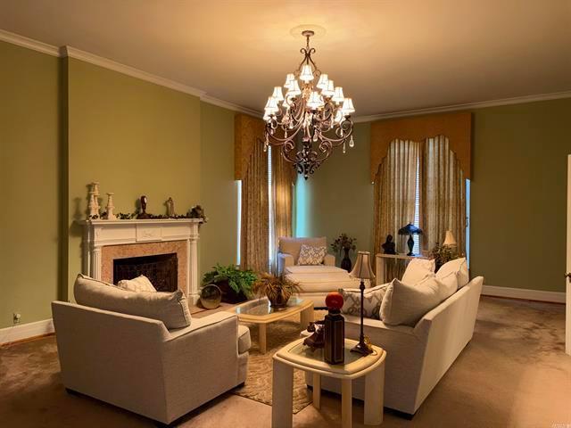 1 Elmwood Circle Livingroom