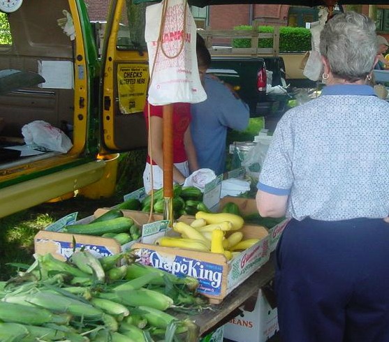 buying at farmers market