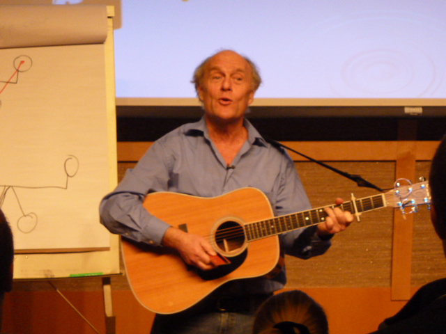 Dietrich singing at APN