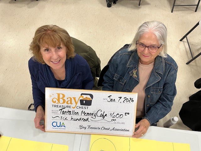 volunteers from the Tantallon Memory Cafe holding an oversized honorarium cheque
