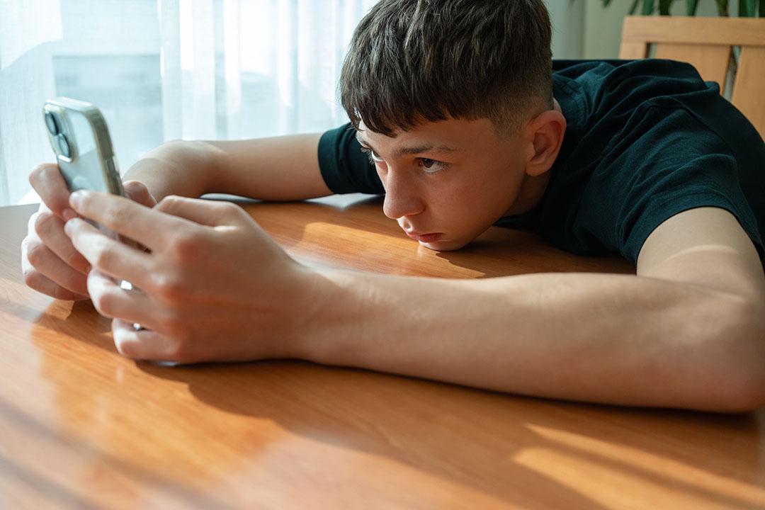 teen dealing with screen addiction