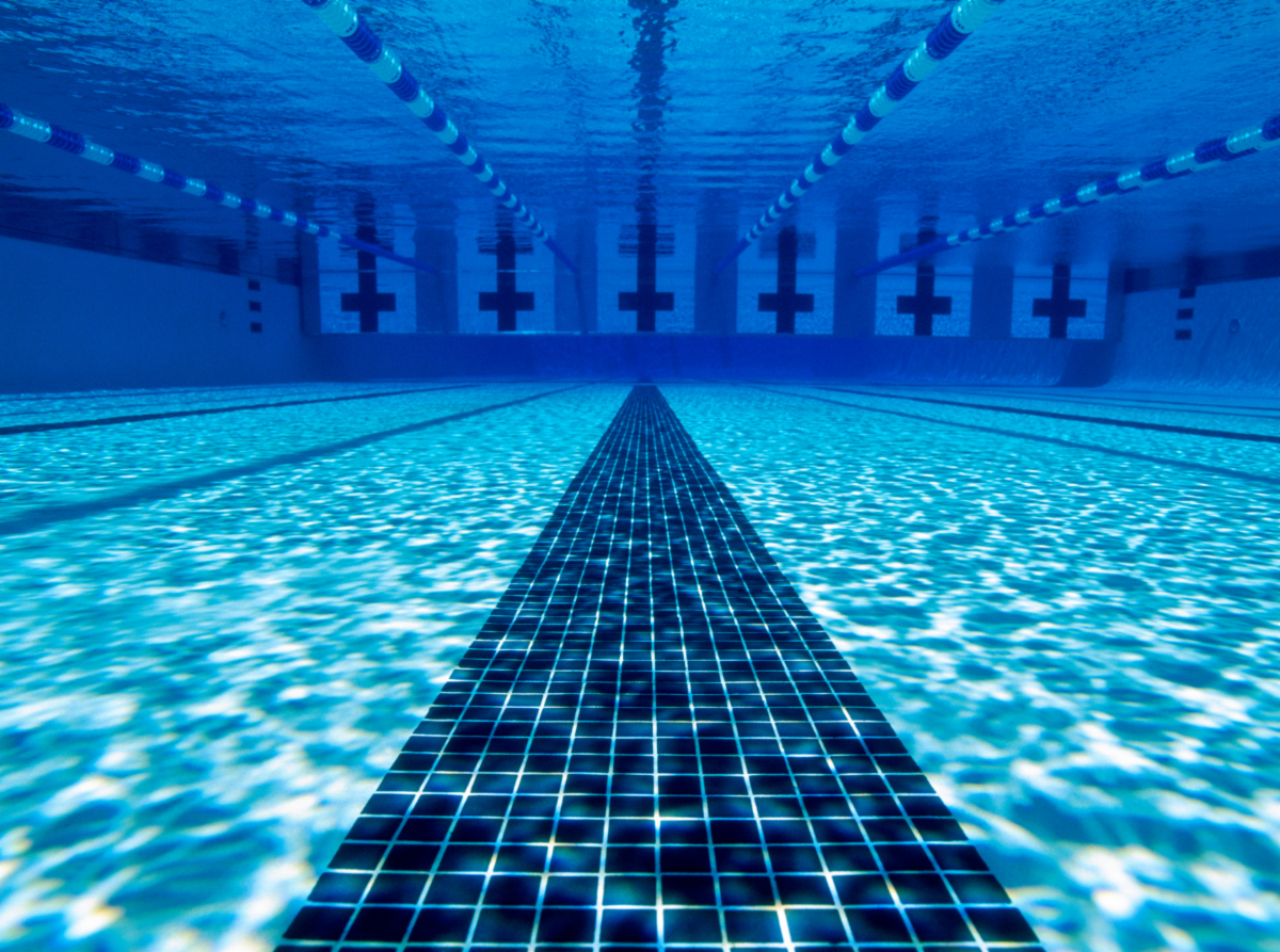 Photo d'une piscine municipale prise du fond de l'eau