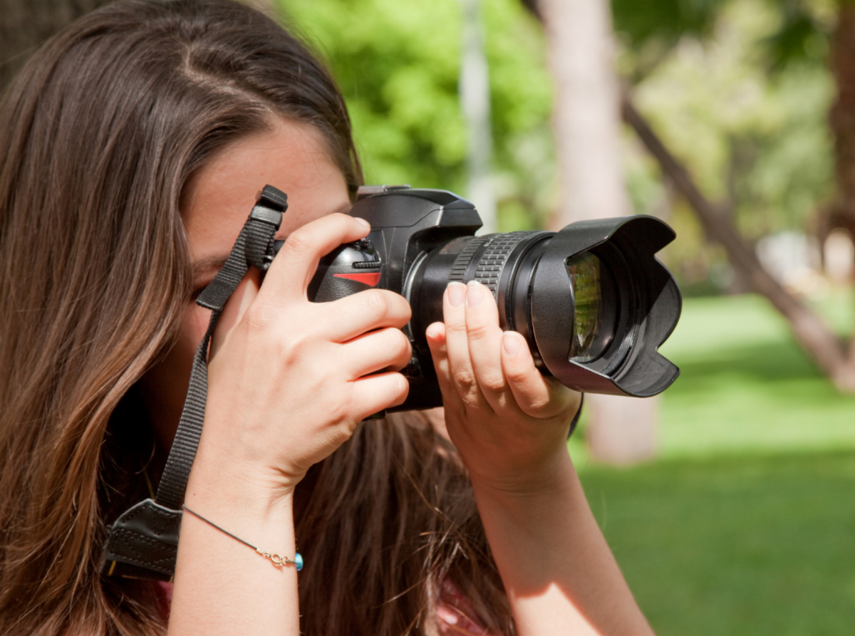 Photo d'une jeune fille avec une camera