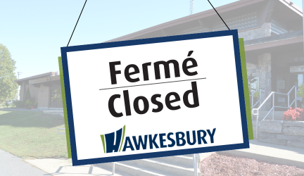 Photo de l'hôtel de ville et un écriteau indiquant fermé. 