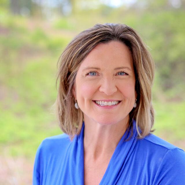 Elizabeth Martin Headshot