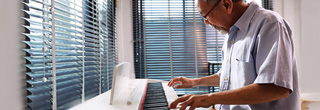 Homme Ã¢gÃ© jouant du piano. Histoire de recherche - Benjamin Zendel.