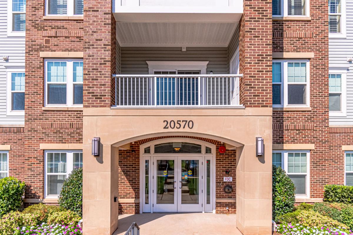 JUST REDUCED 8000! OPEN SUNDAY 9/6 2 4PM 2 BEDROOM, 2 BATH CONDO