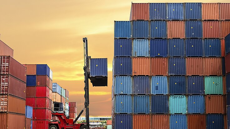 Crane-lifting-up-container-in-yard.jpg