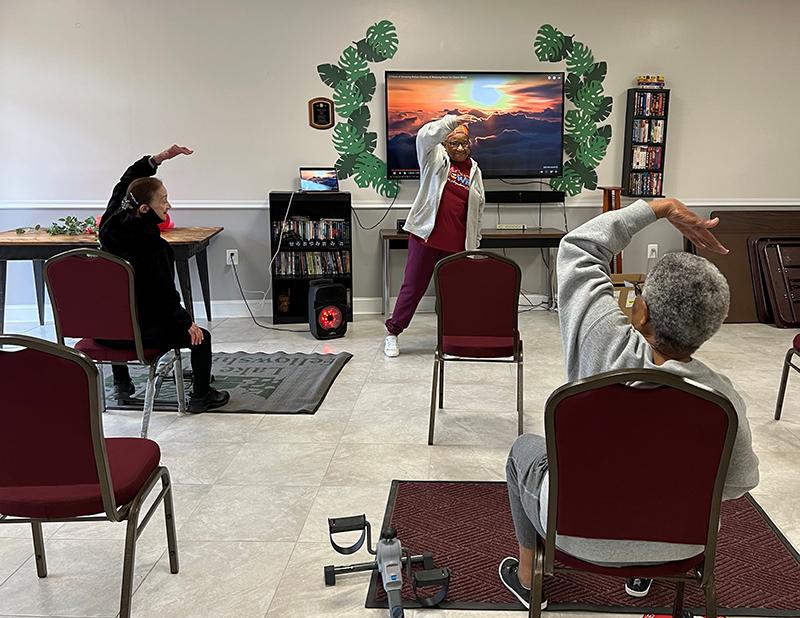 group people dong chair exercise