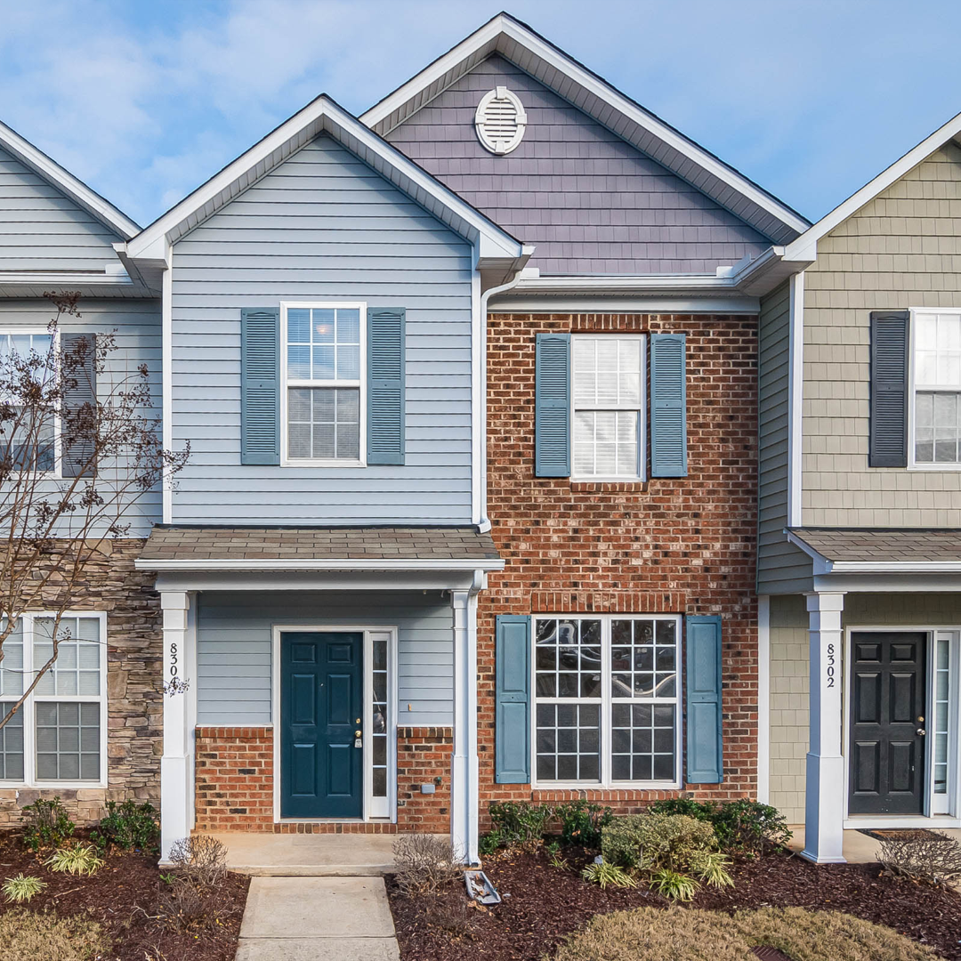 A row of traditionally styled townhomes.