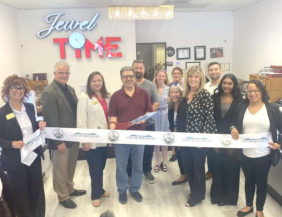 Jewel Time owners with City leaders at ribbon cutting ceremony