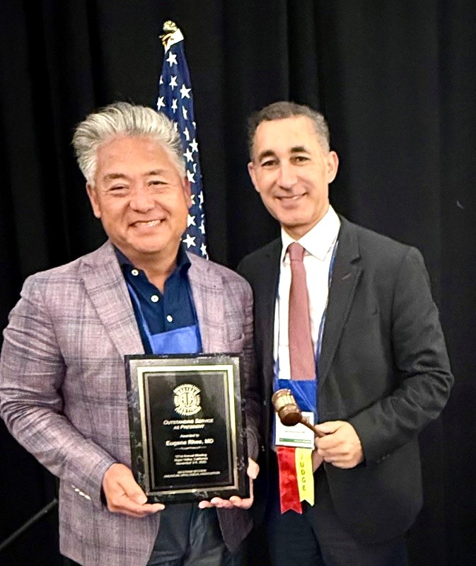 Outgoing President, Dr. Eugene Rhee (L), received recognition plaque from incoming president, Dr. Sia Daneshmand