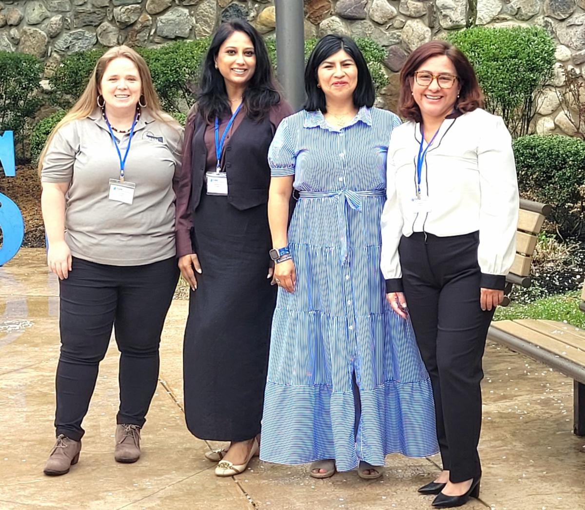 En la fotografía de izquierda a derecha: las asistentes Cindy Weber, Mita Bhattacharya, Paulina Vargas e Yvonne Robles