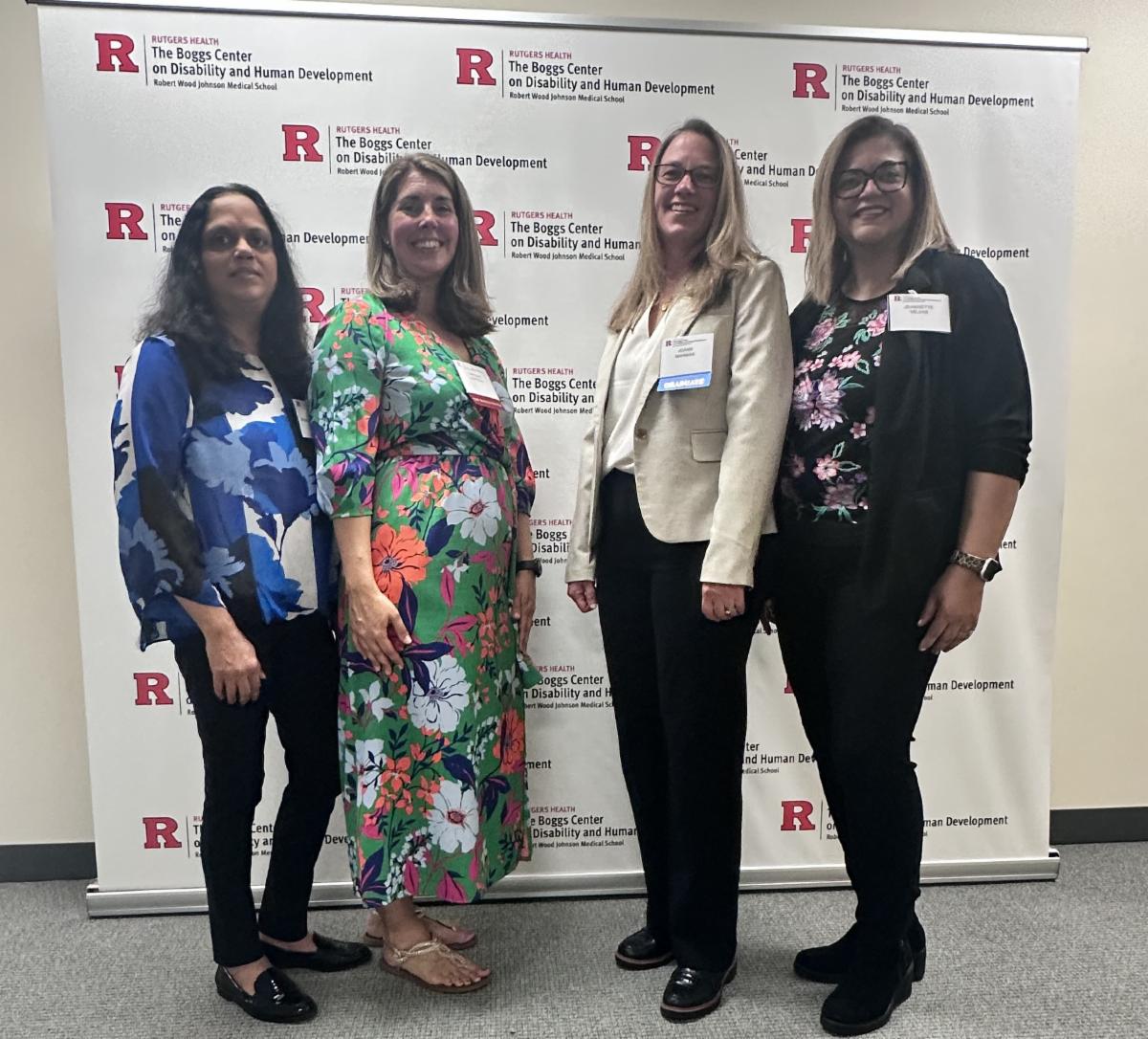 En la foto de izquierda a derecha: Deepa Srinivasavaradan, Directora del Programa de Primera Infancia de SPAN/ Alumna de NJLEND (por sus siglas en inglés); Dra. Carrie Coffield, Directora del Programa de NJLEND (por sus siglas en inglés); Joann Nahmias, Capicatadora de SPAN/Compañera Familiar de NJLEND (por sus siglas en inglés); Jeannette Mejias, Directora del Programa del Centro de Participación Familar/ Alumna de NJLEND (por sus siglas en inglés)