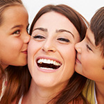 Mam_ siendo besada por sus hijos en cada cachete 