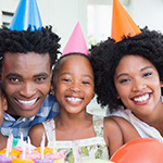 Una familia feliz celebrando sus hijos.