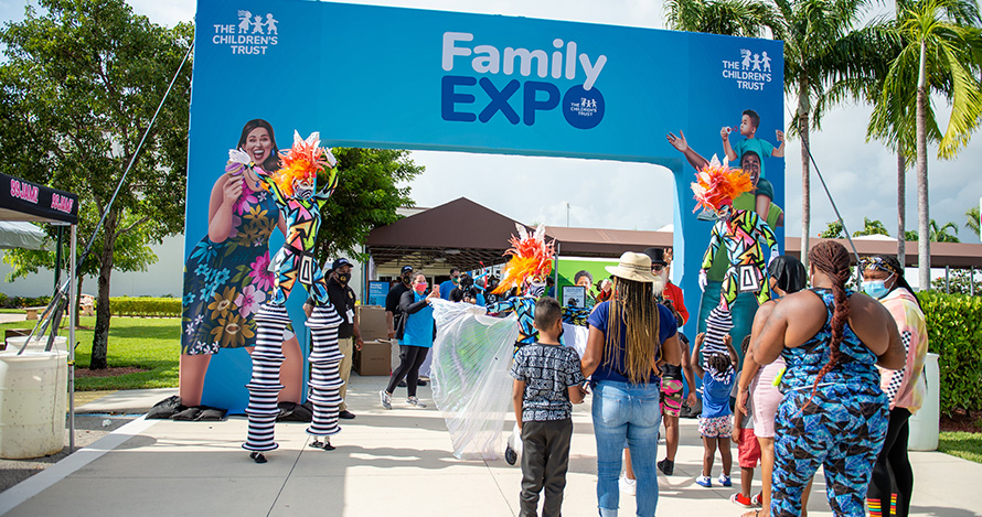  Las familias ingresan a la Family Expo 2021 en South Dade. Photo by Gregory Reed.