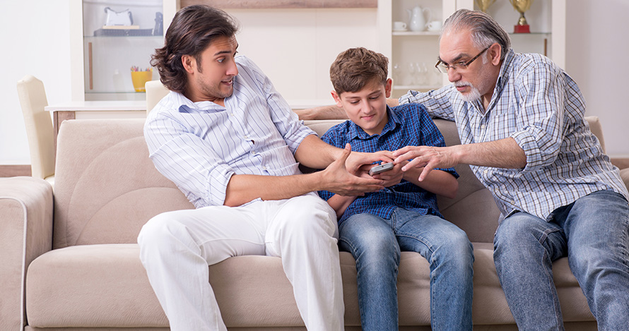  Un padre y un abuelo luchan por controlar a un niño.Photo: fizkes/stock.adobe.com