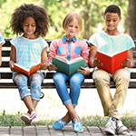 Estudiantes de secundaria felizmente leyendo libros.
