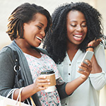 Dos mujeres sonrientes de compra