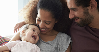 Familia feliz jugando.