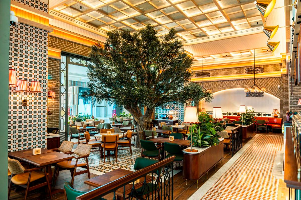 Interior photo of the new Urth Caffé location in Qatar.