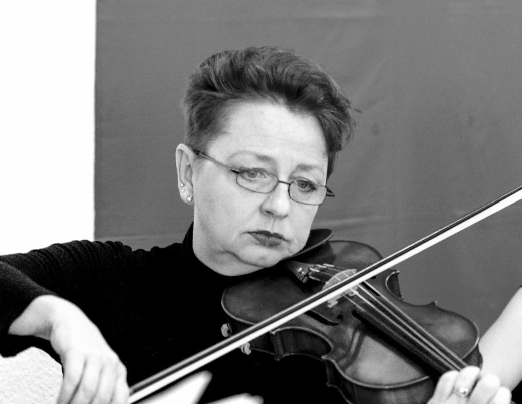 Gwyneth Scafidi_violon in black and white.jpg