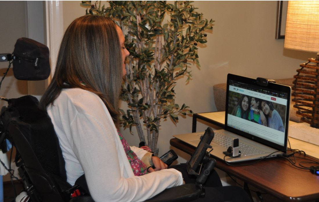 Woman using the Smyle Mouse on a laptop