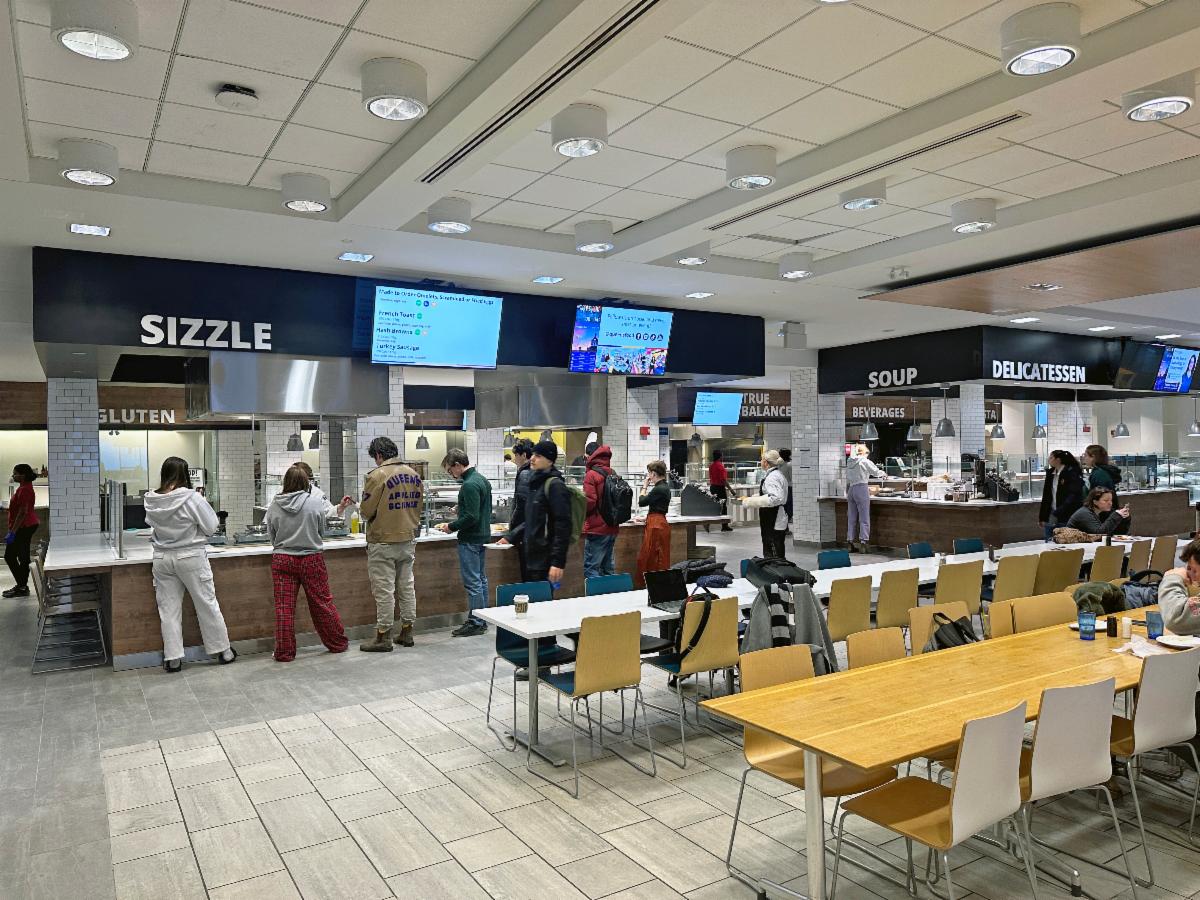 Students line up around food stations in Leonard dining hall