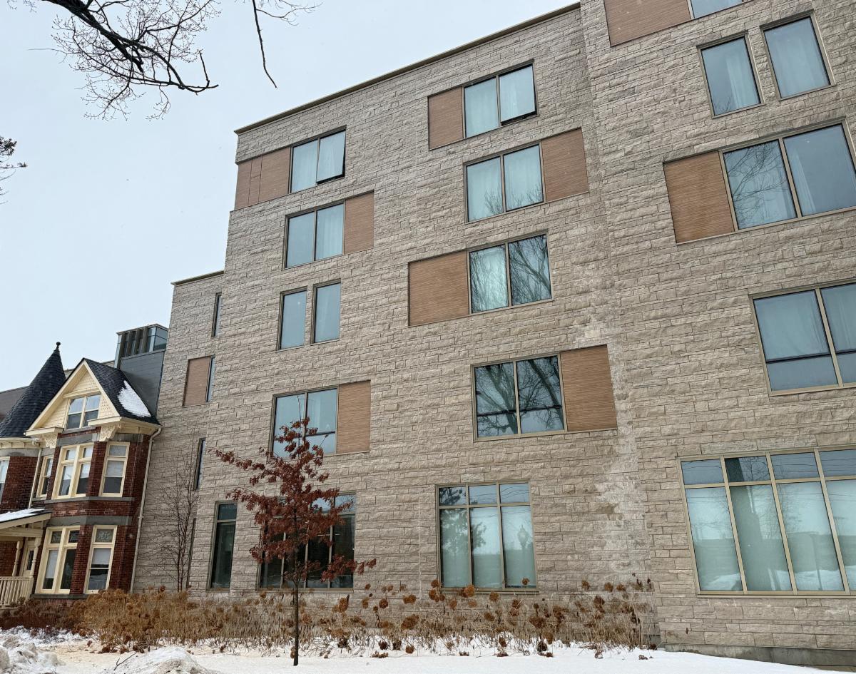 Endaayaan – Tkanónsote exterior on a snowy day