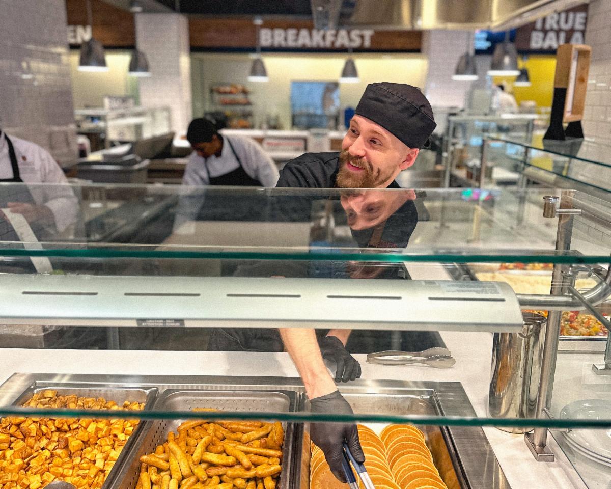 Food being served at Leonard dining hall