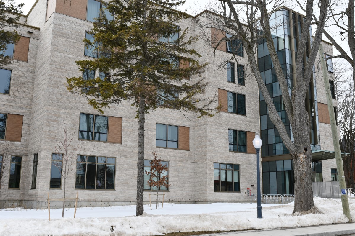 Endaayaan – Tkanónsote exterior on a snowy day