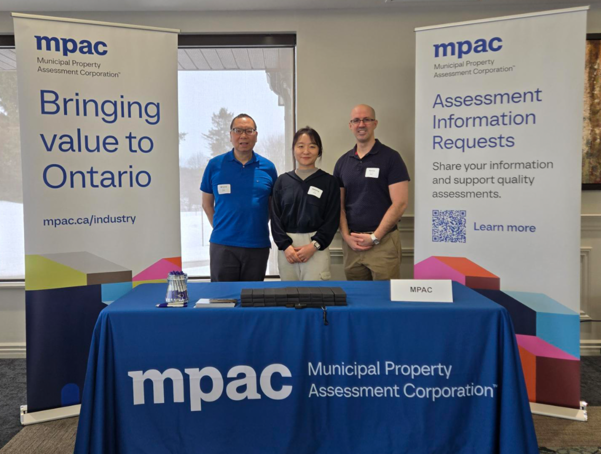 Photos des membres de l’équipe des normes d’évaluation et d’estimation de la SEFM participant aux événements Spring Warm Ups de la National Golf Course Owners Association (NGCOA) Canada à Nobleton (à gauche) et à London (à droite). 