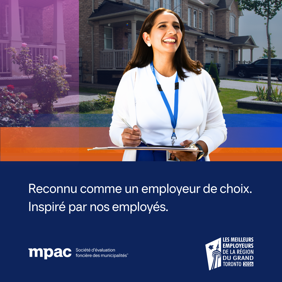 Photo d'un inspecteur immobilier de la SEFM debout devant des maisons, tenant un bloc-notes sur lequel est inscrit « Reconnu comme l'un des meilleurs employeurs. Inspiré par nos employés. » 