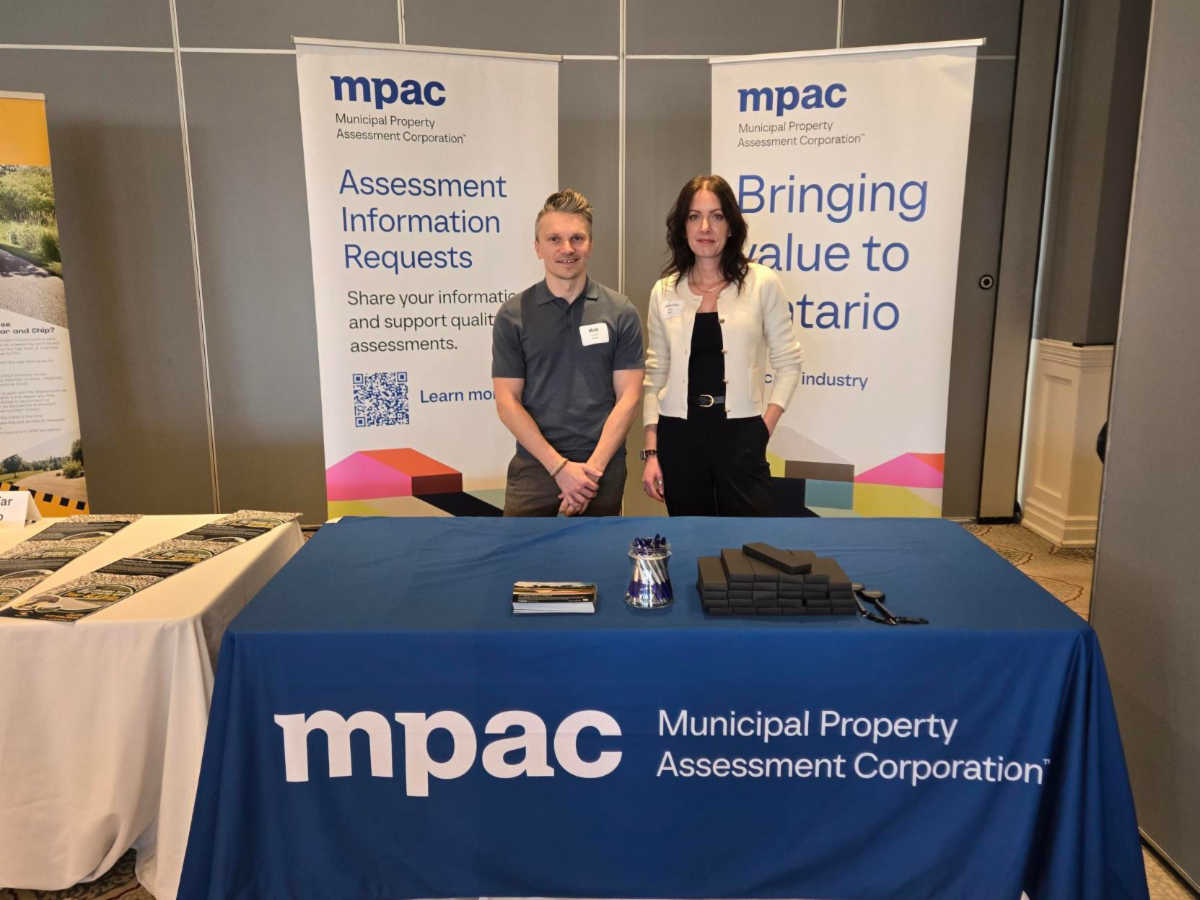 Photos des membres de l’équipe des normes d’évaluation et d’estimation de la SEFM participant aux événements Spring Warm Ups de la National Golf Course Owners Association (NGCOA) Canada à Nobleton (à gauche) et à London (à droite). 