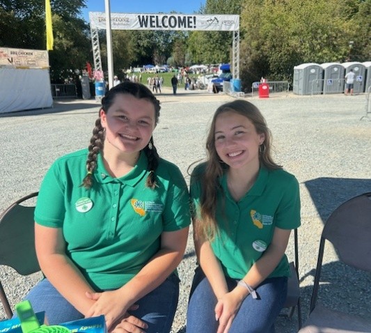 4-H State Ambassadors Marianna and Samantha
