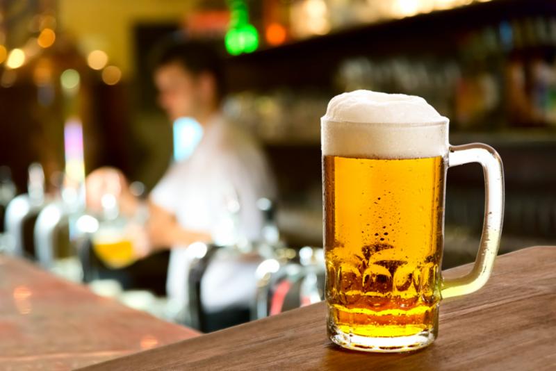 full_beer_glass_at_bar.jpg