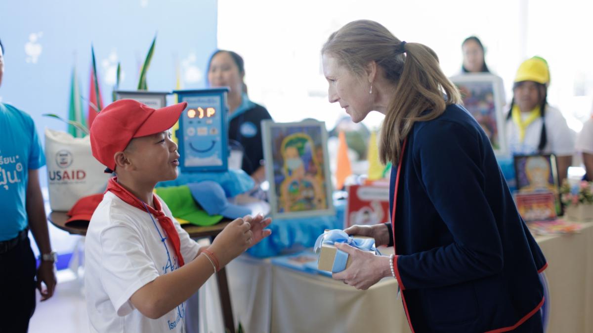 student speaks with USAID deputy mission director