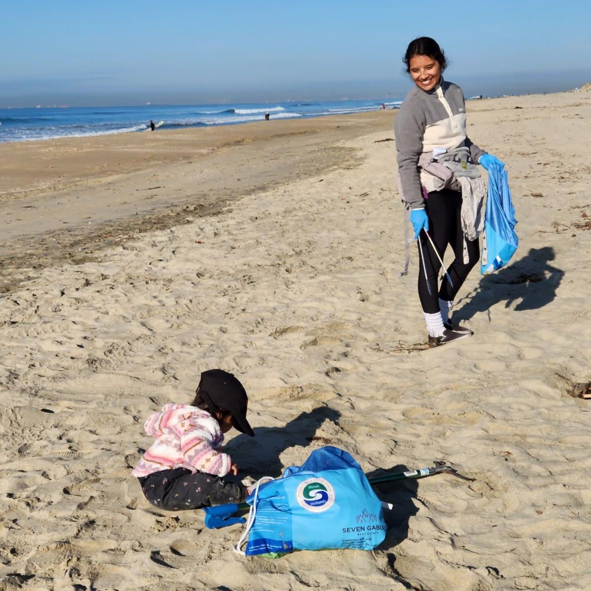 beach cleanup volunteers