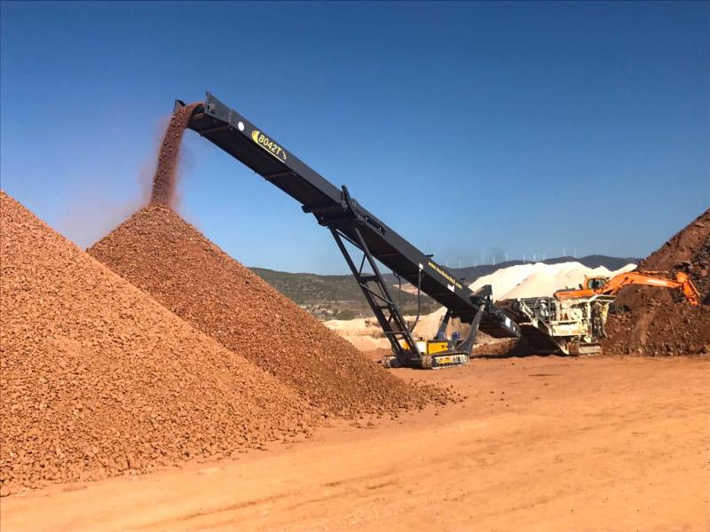 8042T TRACKED STOCKPILER