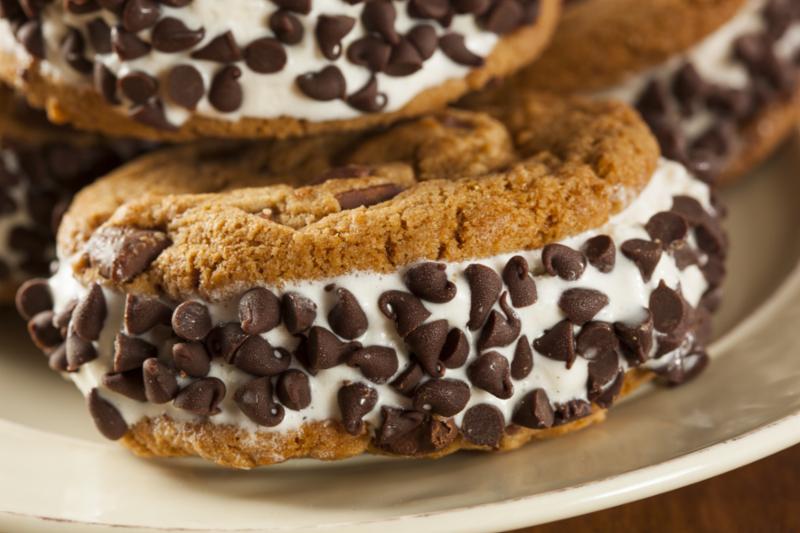cookie_ice_cream_sandwich.jpg