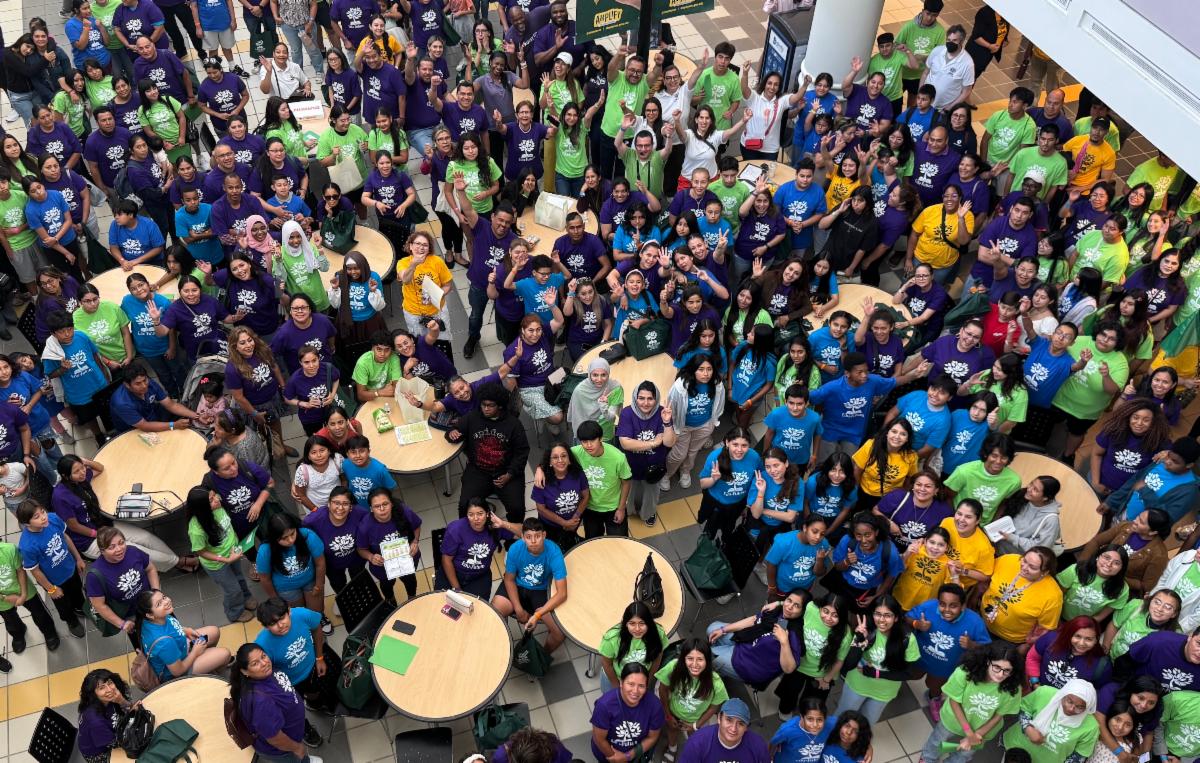 A crowd of Edu-Futuro students and parents at our 2025 Edu-Family event at George Mason University.