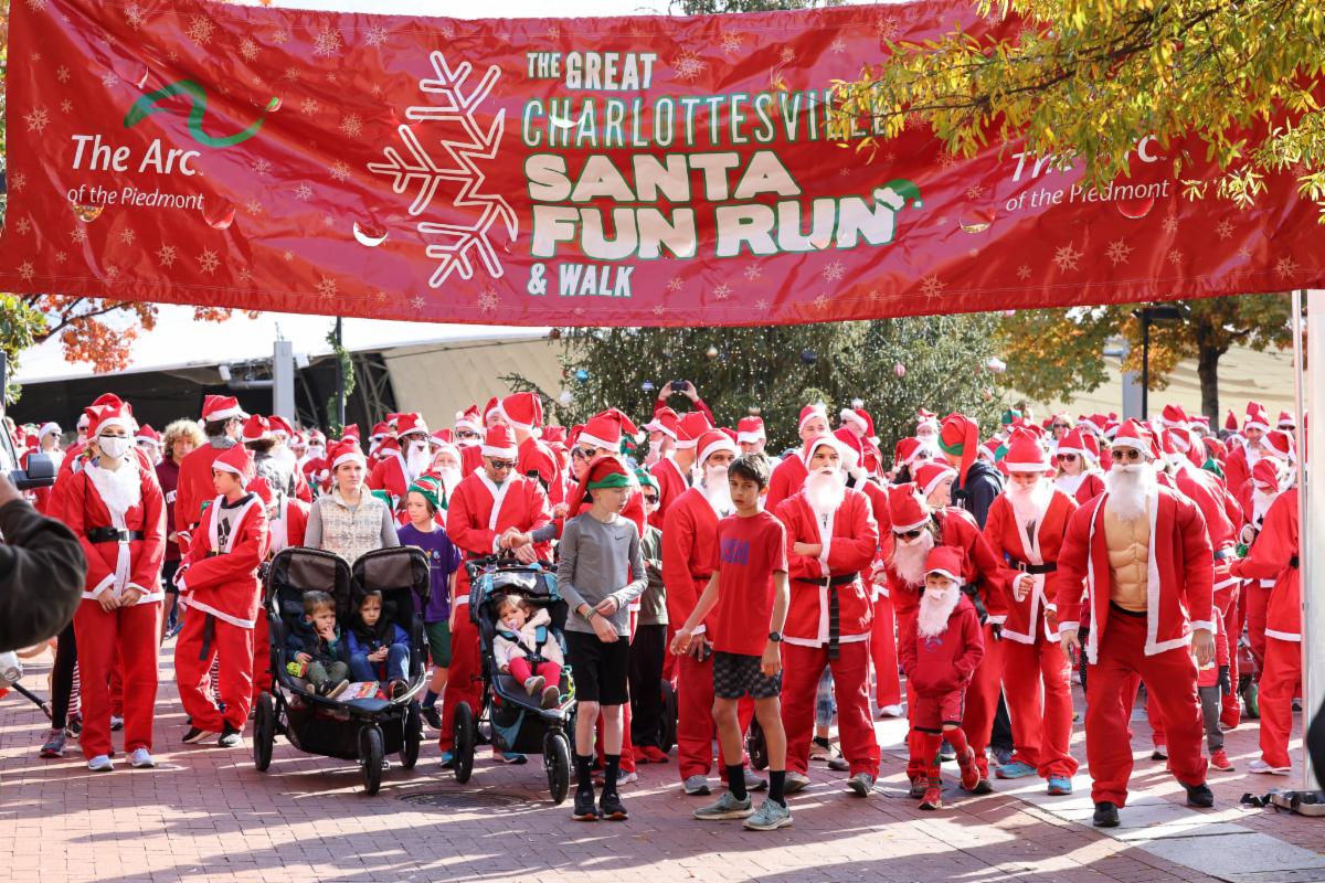participants at the 2021 Santa Fun Run start