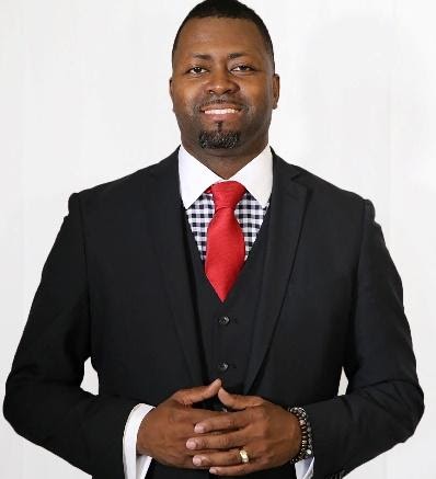 derek-lewis-headshot _1_.jpg