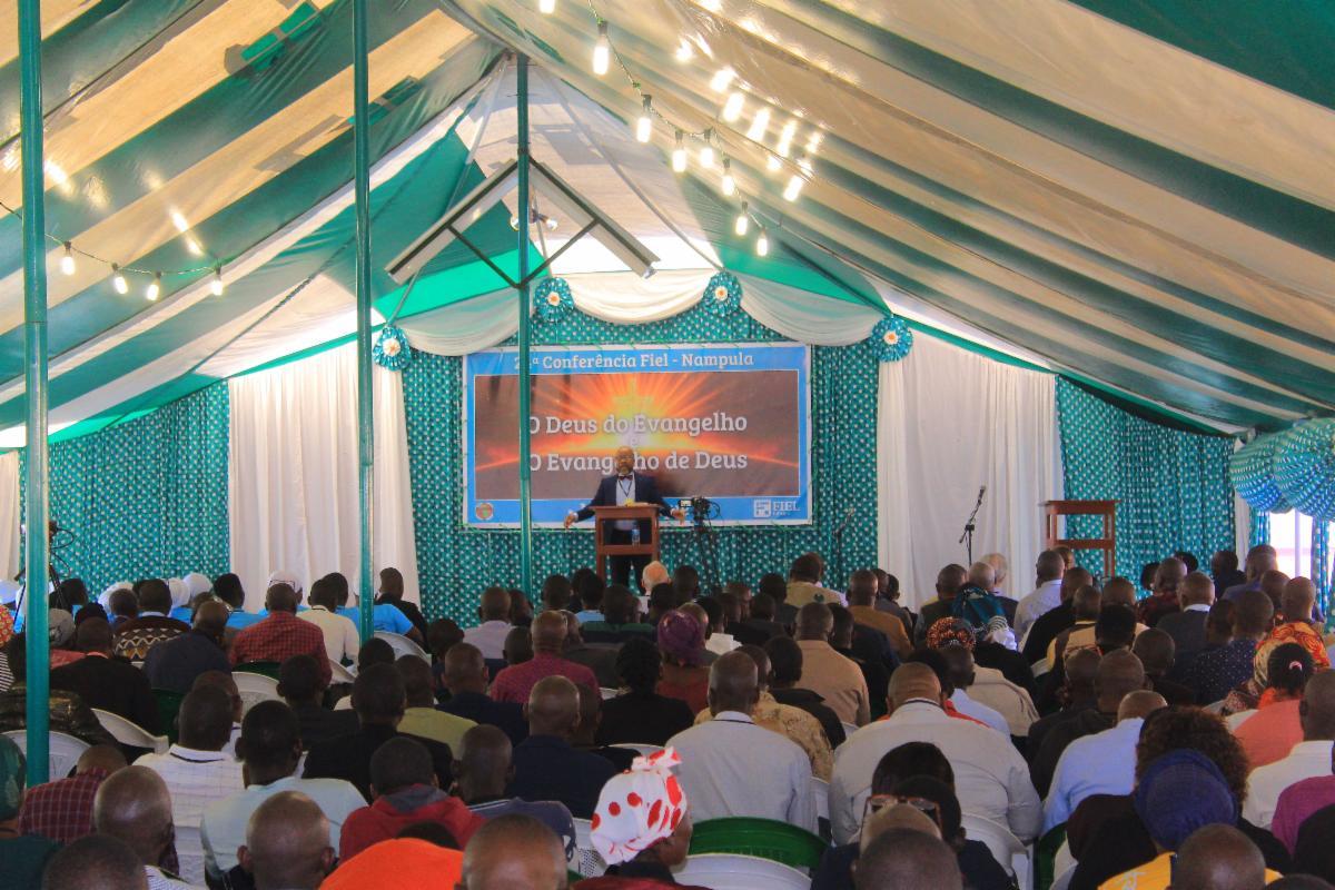 Sam Quimputo preaching in CF 2025 tent