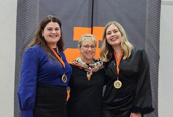Kandi, Miren, and Emma post for a photo together at the OSA awards ceremony