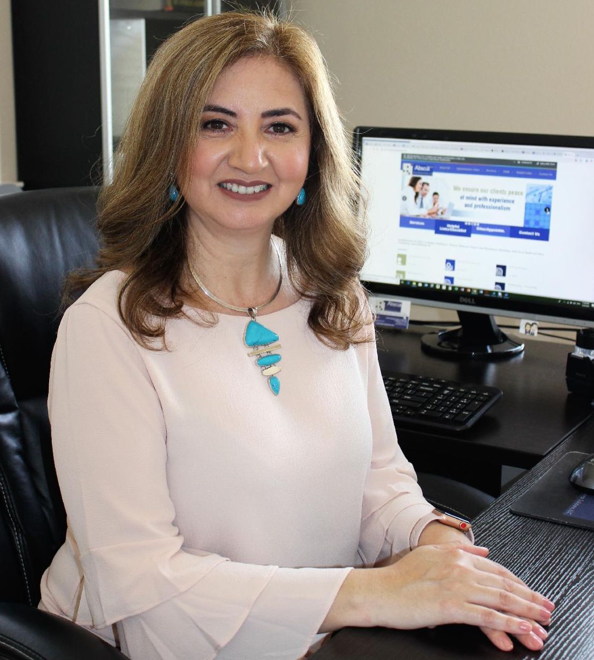 Adriana sentada oficina CCR.jpg